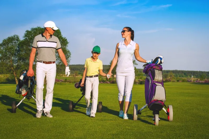 Golf phù hợp với nhiều độ tuổi vì không yêu cầu va chạm mạnh nhưng vẫn giúp người chơi vận động, suy nghĩ chiến thuật và giao tiếp tốt hơn.