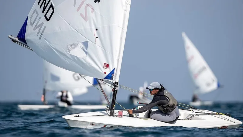 Người mới xem sailing nên bắt đầu bằng việc quan sát xuất phát, hướng gió, phao mốc và bảng điểm tổng.