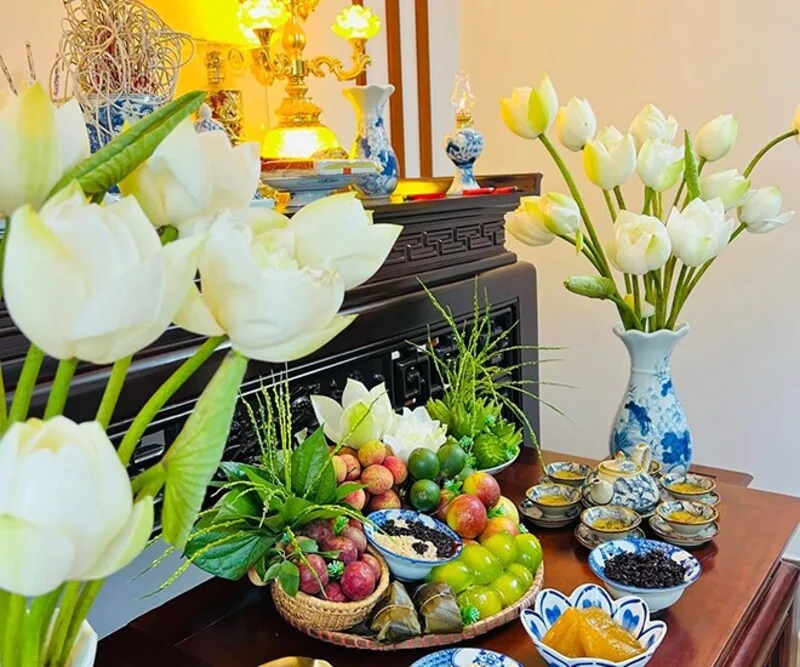Chuẩn bị mâm cúng gia tiên là phong tục quen thuộc trong ngày Tết Đoan Ngọ