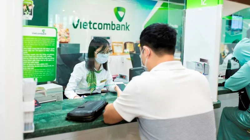 Khi đổi USD tại Vietcombank, người dùng nên chuẩn bị giấy tờ hợp lệ, kiểm tra tỷ giá trước giao dịch và giữ chứng từ sau khi đổi.