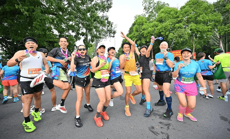 Runner chinh phục thử thách giới hạn bản thân giữa thiên nhiên hoang dã tại các giải chạy địa hình.