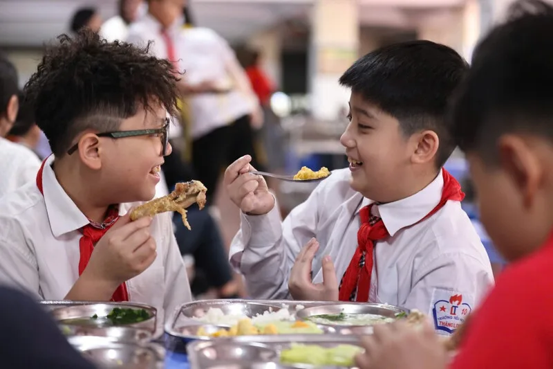 Hà Nội hỗ trợ bữa ăn bán trú còn thể hiện xu hướng coi dinh dưỡng học đường là một phần của giáo dục toàn diện