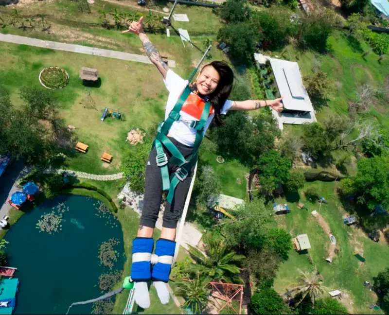Một lượt Bungee chuyên nghiệp trải qua nhiều bước kiểm tra trước khi người chơi rời khỏi bục