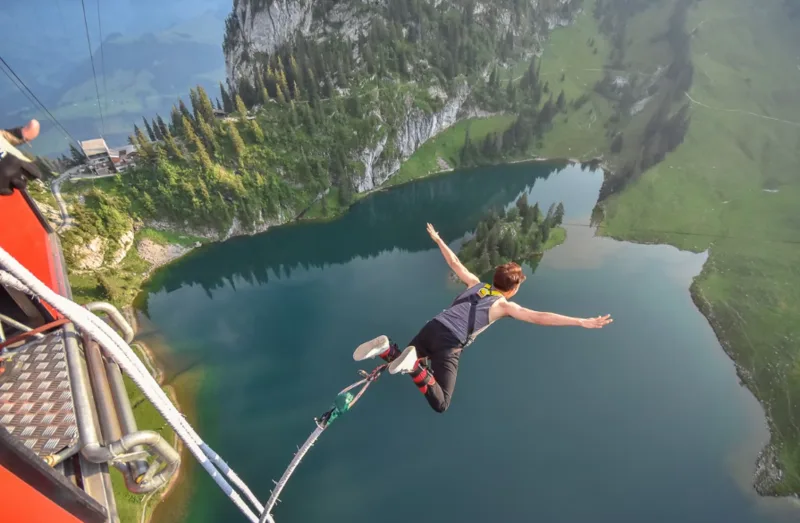 Nhảy Bungee là hoạt động rơi từ độ cao với dây đàn hồi và hệ thống bảo hộ chuyên dụng.