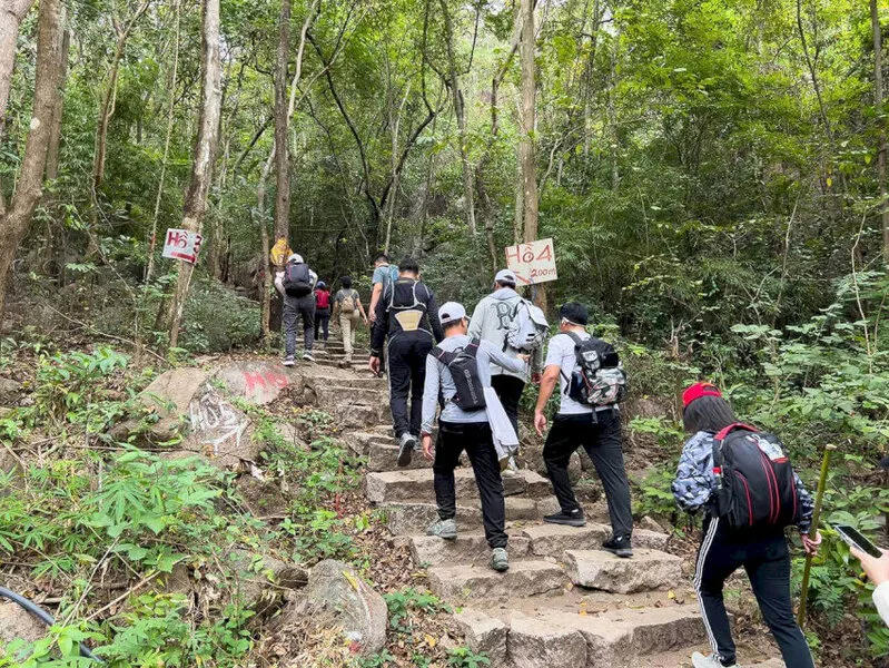 Người mới Trekking Núi Dinh nên lựa chọn cung đường vừa sức và thận trọng tại các đoạn đá trơn, đường dốc hoặc xuyên rừng