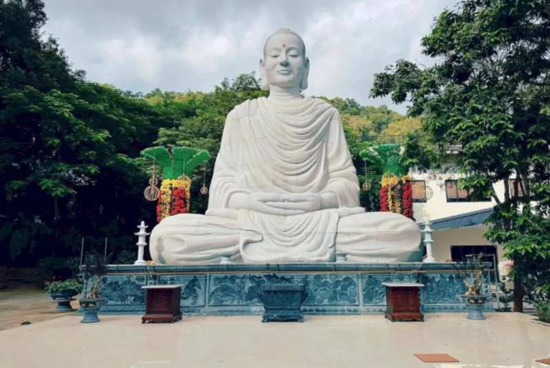 Các ngôi chùa giữa Núi Dinh mang đến khoảng nghỉ yên tĩnh và tạo thêm nét văn hóa, tâm linh cho hành trình trekking