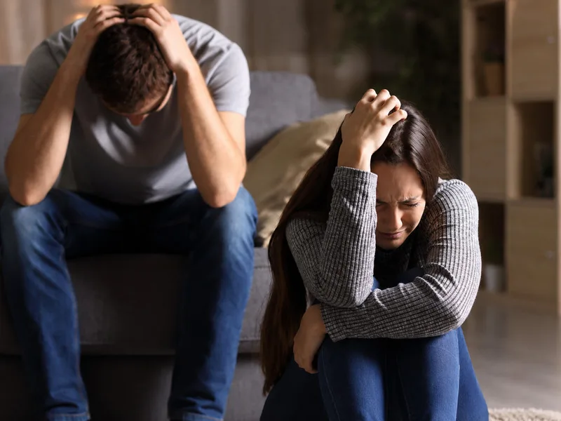 Sau khi mơ thấy chồng có người khác, nên bình tĩnh xem xét cảm xúc và trò chuyện với bạn đời thay vì vội vàng nghi ngờ.