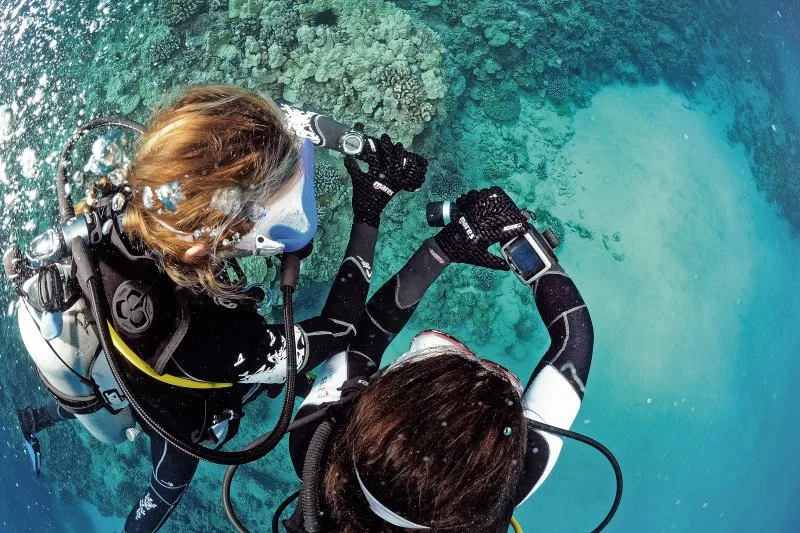Người mới nên trải nghiệm scuba dưới sự hướng dẫn của huấn luyện viên trước khi học chứng chỉ lặn độc lập
