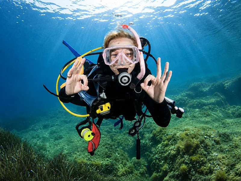 Scuba diving là hình thức lặn sử dụng bình khí và thiết bị thở chuyên dụng để khám phá thế giới dưới nước