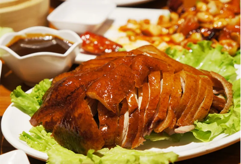 Vịt quay Bắc Kinh nổi tiếng với lớp da giòn, thịt mềm và cách thưởng thức đặc trưng của ẩm thực Trung Hoa.
