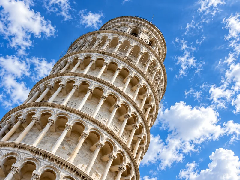 Kiến trúc Romanesque tạo nên vẻ đẹp đặc trưng của tháp Pisa